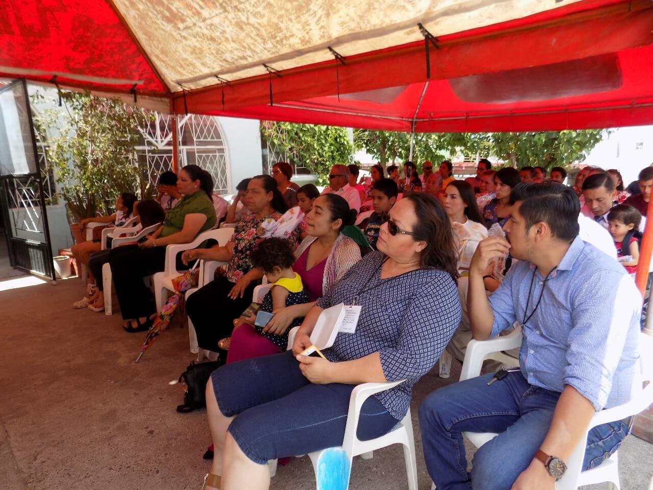 Voluntario impartiendo un taller