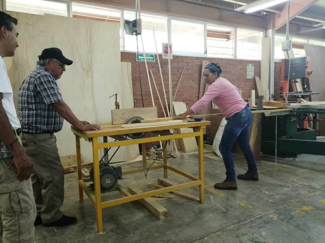 Estudiantes en un taller práctico